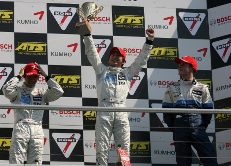 Podiet med Kazuki Nakajima (tv.), vinderen Kohei Hirate (midten) og englænderen Paul di Resta (th.)